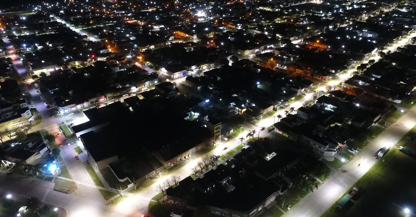 Foto de obra: Renovación de Iluminación Urbana en Viale: Proyecto LED Integral, columnas de diseño propio