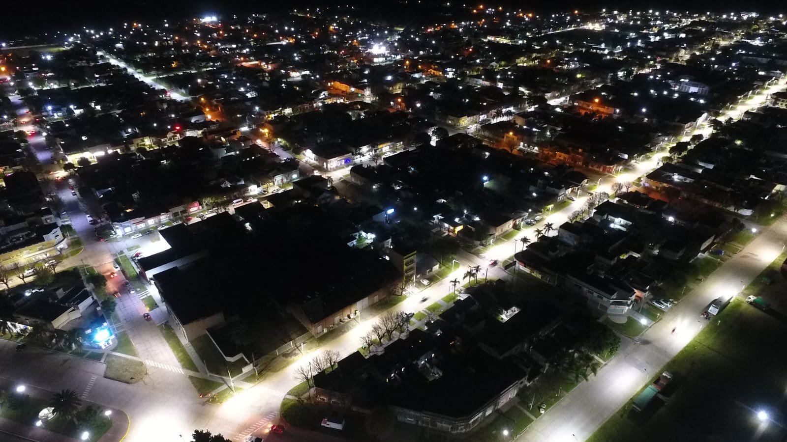 Foto de obra: Renovación de Iluminación Urbana en Viale: Proyecto LED Integral, columnas de diseño propio