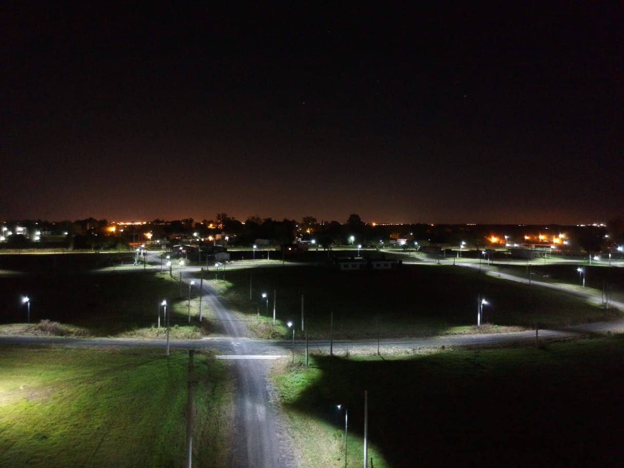 Foto de obra: Iluminación en Loteo. Diseño Innovador con Columnas de alumbrado público y Protección Contra Sobre Tensiones