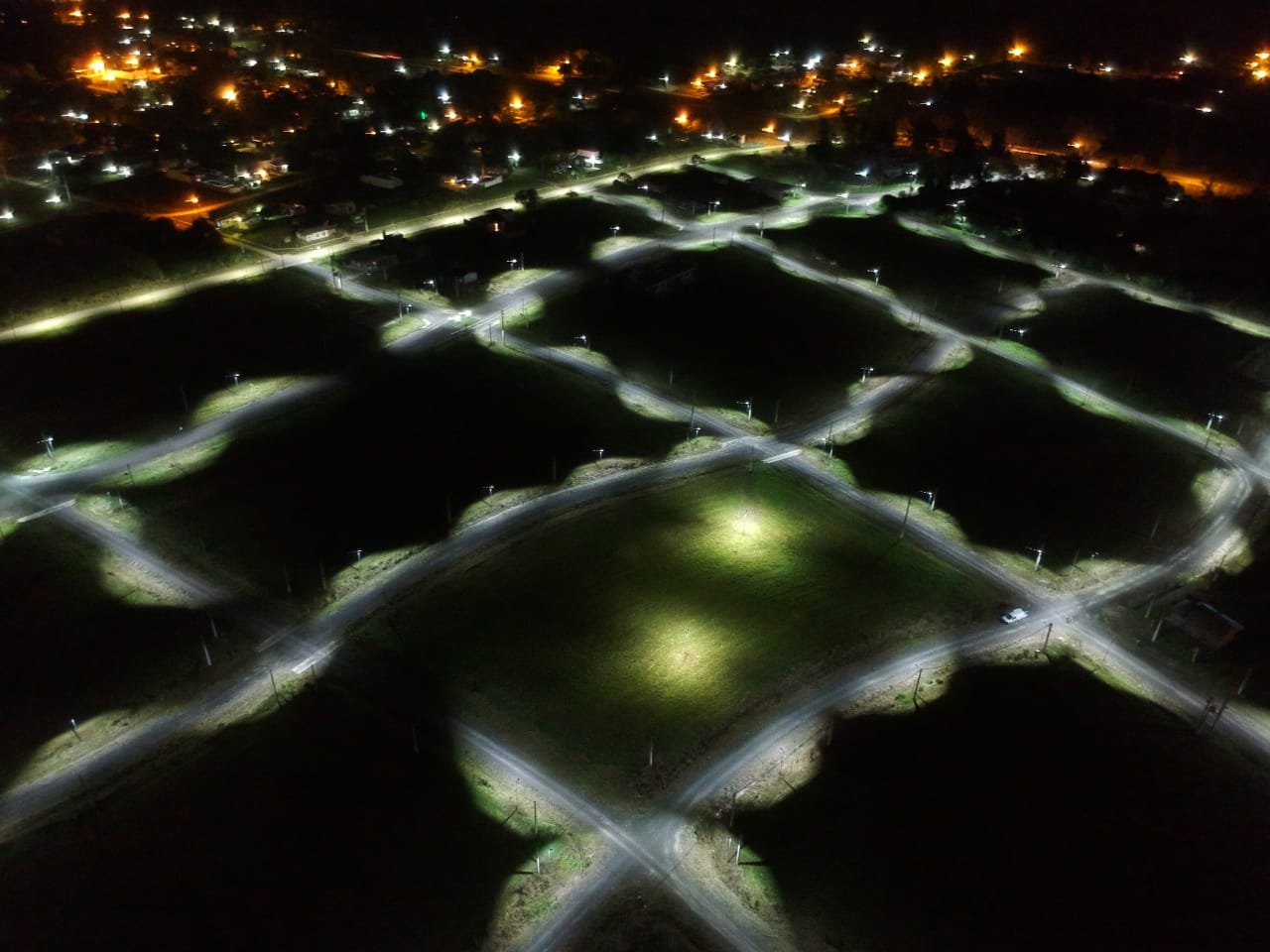 Foto de obra: Iluminación en Loteo. Diseño Innovador con Columnas de alumbrado público y Protección Contra Sobre Tensiones