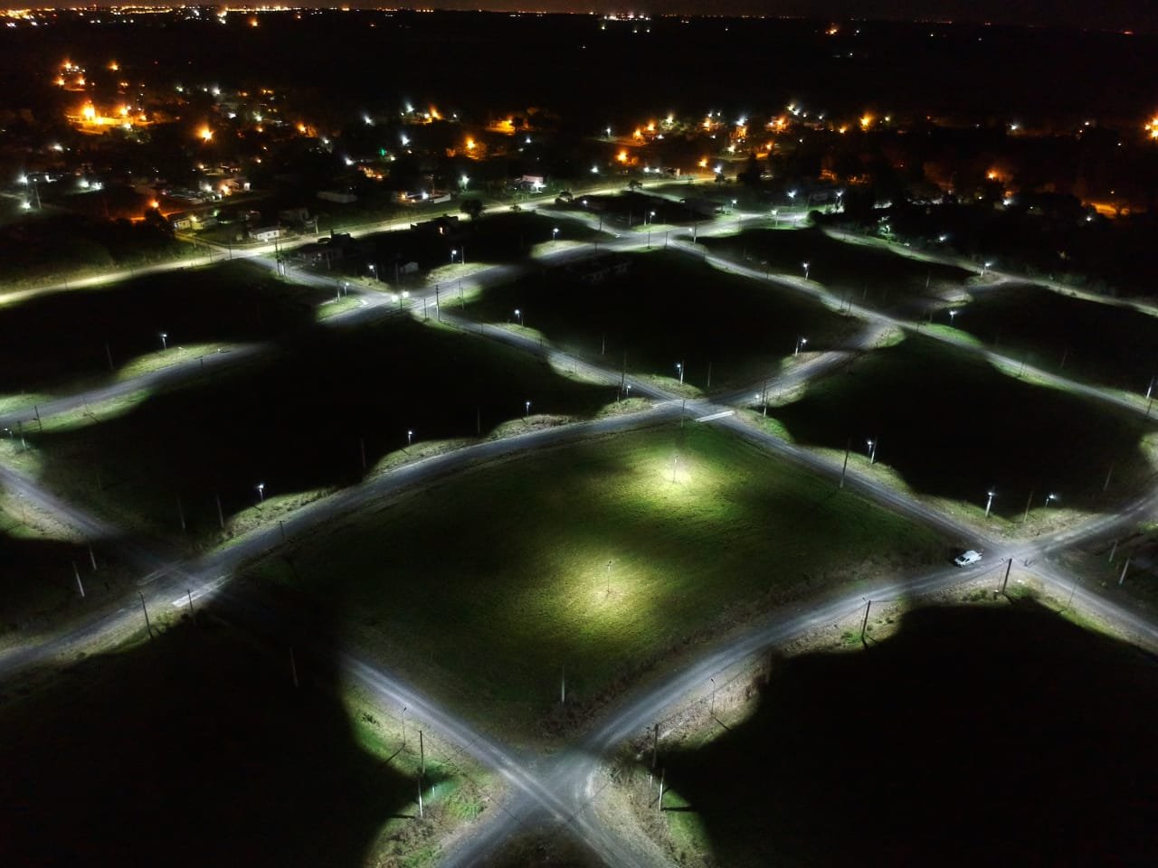 Foto de obra: Iluminación en Loteo. Diseño Innovador con Columnas de alumbrado público y Protección Contra Sobre Tensiones