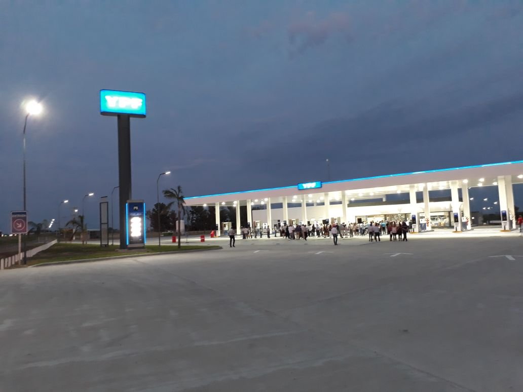 Foto de obra: YPF Concepción del Uruguay: Iluminación Integral para Estación de Servicio y Estacionamiento de Camiones