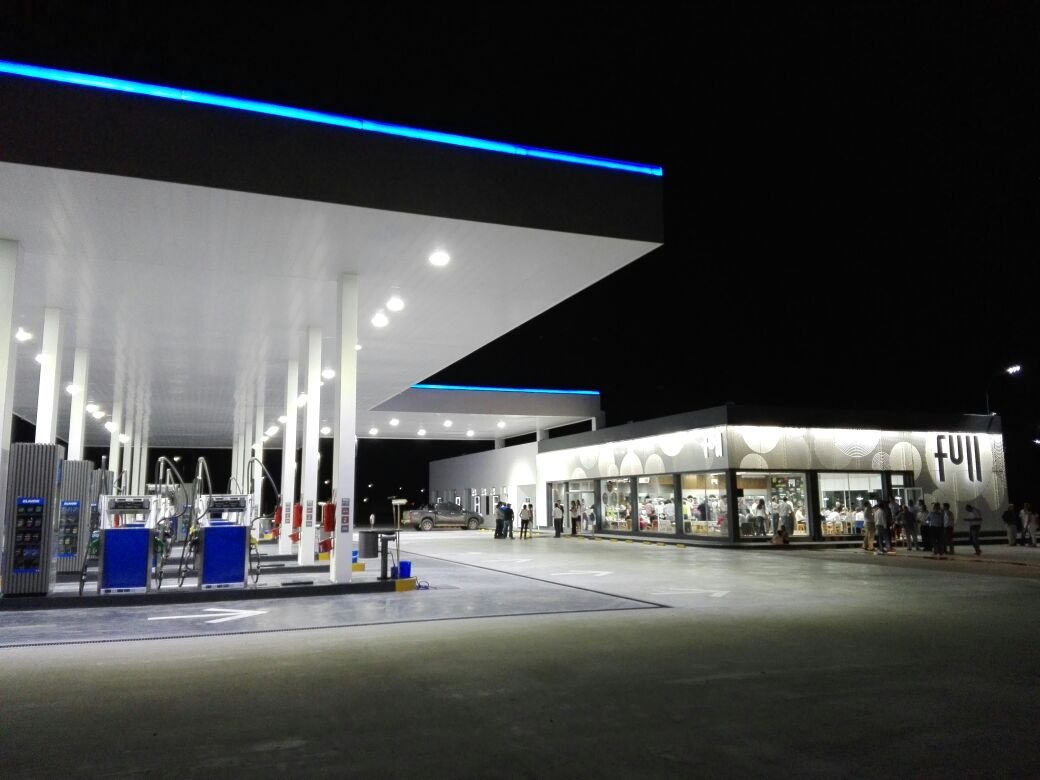 Foto de obra: YPF Concepción del Uruguay: Iluminación Integral para Estación de Servicio y Estacionamiento de Camiones
